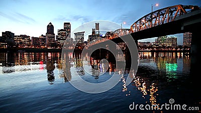 I stadens centrum stadshorisont av Portland Oregon längs den Willamette floden med Hawthorne Bridge och blå timmevattenreflexion arkivfilmer I stadens centrum stadshorisont av Portland Oregon längs den Willamette floden med Hawthorne Bridge och blå timmevattenreflexion arkivfilmer