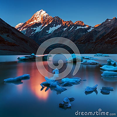 Icebergs from Hooker Glacier float in front of Mount Cook, the tallest mountain in New Zealand. Beautiful landscape Stock Photo