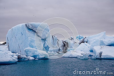 Icebergs in Jokulsarlon lagoon beneath Breidamerkurjokull glacier Sudhurland, Iceland Stock Photo