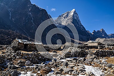 Disused farm cabins in the Himalayan mountains Stock Photo