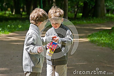 Identical twins with popcorn in the park Stock Photo