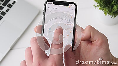 IEKATERINBOURG, RUSSIE - 3 OCTOBRE 2018 : Homme employant Google Maps APP sur le smartphone de l'iPhone X, passant en revue par l banque de vidéos IEKATERINBOURG, RUSSIE - 3 OCTOBRE 2018 : Homme employant Google Maps APP sur le smartphone de l'iPhone X, passant en revue par l banque de vidéos