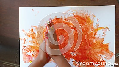 Il bambino dipinge con le mani usando colorate pitture a gel di dito, forma cardiaca stock footage Il bambino dipinge con le mani usando colorate pitture a gel di dito, forma cardiaca stock footage