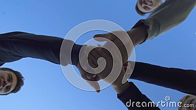 Il gruppo di amici ha un le mani, lavoro di gruppo conduce alla vittoria, vista dal basso stock footage Il gruppo di amici ha un le mani, lavoro di gruppo conduce alla vittoria, vista dal basso stock footage