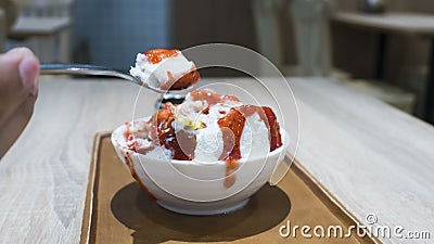 Il lasso di tempo di Bingsu, il ghiaccio raso con leggermente la crema del latte ha completato con formaggio cremoso e la fragola video d archivio Il lasso di tempo di Bingsu, il ghiaccio raso con leggermente la crema del latte ha completato con formaggio cremoso e la fragola video d archivio