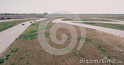 Il metraggio aereo della pista di corsa dell'automobile con il campionato degli angoli che guida l'asfalto cinematografico di sgu video d archivio Il metraggio aereo della pista di corsa dell'automobile con il campionato degli angoli che guida l'asfalto cinematografico di sgu video d archivio