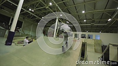 Il pattinatore del rullo fa la vibrazione 540 in aria springboard Hobby estremo Concorrenza nello skatepark pubblici archivi video Il pattinatore del rullo fa la vibrazione 540 in aria springboard Hobby estremo Concorrenza nello skatepark pubblici archivi video