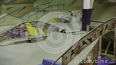 Il pattinatore del rullo fa 360 la vibrazione, piede della gru a benna in aria Vibrazione estrema sul trampolino Concorrenza nell video d archivio Il pattinatore del rullo fa 360 la vibrazione, piede della gru a benna in aria Vibrazione estrema sul trampolino Concorrenza nell video d archivio