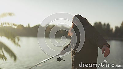 Il pescatore getta la barretta nel fiume Pescatore barbuto che pesca con la canna da pesca che sta sulla banca del fiume stock footage Il pescatore getta la barretta nel fiume Pescatore barbuto che pesca con la canna da pesca che sta sulla banca del fiume stock footage