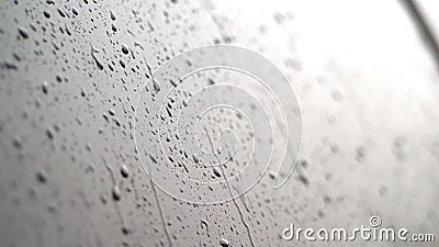 Il primo piano, sulle gocce di pioggia delle finestre di vetro dell'automobile gocciola giù un gran numero di correnti ` s che pi stock footage Il primo piano, sulle gocce di pioggia delle finestre di vetro dell'automobile gocciola giù un gran numero di correnti ` s che pi stock footage