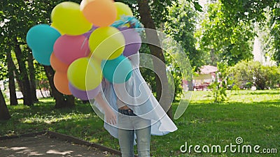 Il ritratto della ragazza felice posa e gira intorno alla macchina fotografica con i palloni in parco video d archivio Il ritratto della ragazza felice posa e gira intorno alla macchina fotografica con i palloni in parco video d archivio