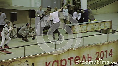 Il rotolo del pattinatore del rullo sul recinto, si gira, salta Cineoperatore due Concorrenza estrema nello skatepark prodezza archivi video Il rotolo del pattinatore del rullo sul recinto, si gira, salta Cineoperatore due Concorrenza estrema nello skatepark prodezza archivi video