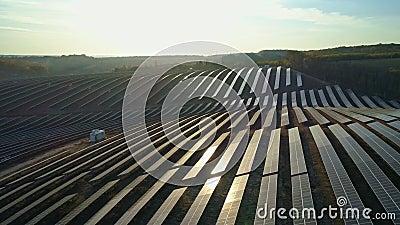 Images de drones aériens Bas vol au-dessus de la ferme à panneaux solaires au coucher du soleil saison d'automne banque de vidéos Images de drones aériens Bas vol au-dessus de la ferme à panneaux solaires au coucher du soleil saison d'automne banque de vidéos
