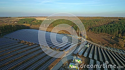 Images de drones aériens Vol radial au-dessus de la ferme à panneaux solaires au coucher du soleil saison d'automne clips vidéos Images de drones aériens Vol radial au-dessus de la ferme à panneaux solaires au coucher du soleil saison d'automne clips vidéos