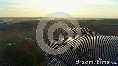 Images de drones aériens Vol radial au-dessus de la ferme à panneaux solaires au coucher du soleil saison d'automne banque de vidéos Images de drones aériens Vol radial au-dessus de la ferme à panneaux solaires au coucher du soleil saison d'automne banque de vidéos