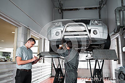 Independent expert notes car problems, inspection Stock Photo