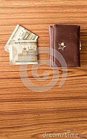 Indian five hundred 500 rupee cash note in brown color wallet leather purse on a wooden table. Business finance economy concept Stock Photo