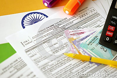 Indian income tax return blank form with pen and indian rupees bills Editorial Stock Photo