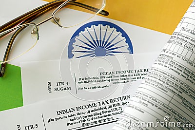 Indian income tax return blank form with pen and indian rupees bills Editorial Stock Photo