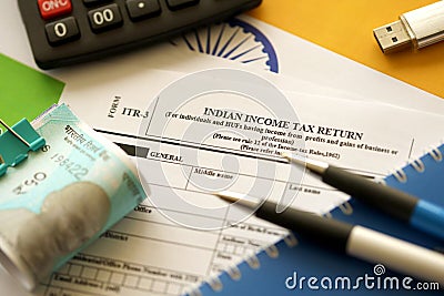 Indian income tax return blank form with pen and indian rupees bills Editorial Stock Photo