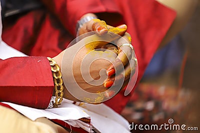 Indian wedding photography, Haldi ceremony groom hands Stock Photo
