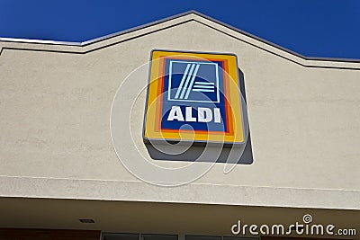 Indianapolis - Circa April 2016: Aldi Discount Supermarket II Editorial Stock Photo