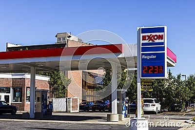 Indianapolis - Circa August 2016:Exxon Retail Gas Location. ExxonMobil is the World's Largest Oil and Gas Company II Editorial Stock Photo