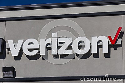 Indianapolis - Circa February 2017: Verizon Wireless Retail Location. Verizon is One of the Largest Technology Companies XII Editorial Stock Photo