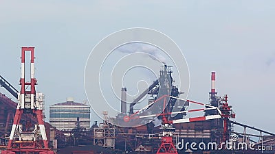 Industrie van de verontreinigings Grote Fabriek bij de haven in Japan Industrie van de verontreinigings Grote Fabriek bij de haven in Japan