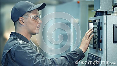 Industrieel werkend het controlebordsysteem van de ingenieursarbeider bij vervaardigingsinstallatie stock video Industrieel werkend het controlebordsysteem van de ingenieursarbeider bij vervaardigingsinstallatie stock video