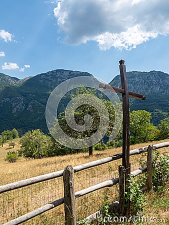 Cross on the trail to Inelet and Scarisoara hamlets, Romania Stock Photo