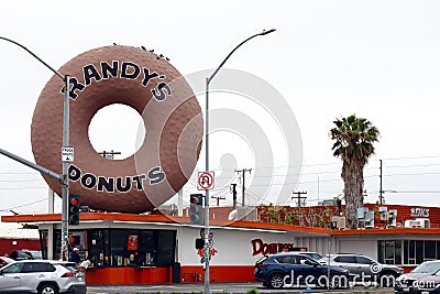Inglewood (Los Angeles) California: Randy's Donuts with a giant doughnut Editorial Stock Photo