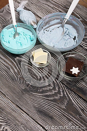 Ingredients for making muffins. Cheese cream of different colors. Ingredients for their preparation Stock Photo