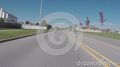 inre för bil som 4k kör ner vägen som ut ser den tillbaka vindrutan på en solig dag arkivfilmer inre för bil som 4k kör ner vägen som ut ser den tillbaka vindrutan på en solig dag arkivfilmer