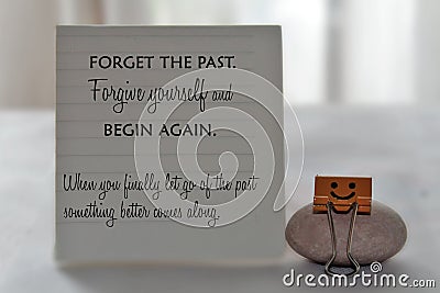 Message on notepaper - Forget the past. Forgive yourself and begin again. When you freely let go of the past something beter comes Stock Photo