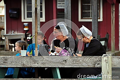 Intercourse, PA: Mennonite Women and Children Editorial Stock Photo