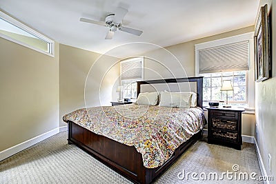 Interior De Marfil Del Dormitorio Con Muebles Del Marrón Oscuro Foto de