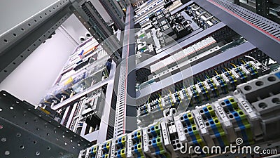Interruttore automatico, fusibili in un grande scaffale elettrico industriale Interruttore automatico, fusibili in un grande scaffale elettrico industriale