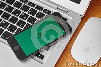 iPhone 5s with mobile application for Evernote on the screen Editorial Stock Photo