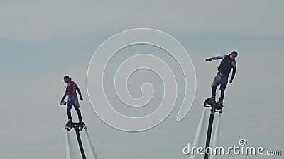 Irkutsk, Russland - 3. August 2019: Baikal Jet Fest, BJF Mann, der sich im Wasserextreme-Sportflugzeug Flugbrett, Surfen stock footage Irkutsk, Russland - 3. August 2019: Baikal Jet Fest, BJF Mann, der sich im Wasserextreme-Sportflugzeug Flugbrett, Surfen stock footage