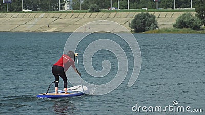 Irkutsk, Russland - 3. August 2019: Baikal Jet Fest, BJF Sportler auf Bereitschaftspedlung und Paddelpaddel stock video Irkutsk, Russland - 3. August 2019: Baikal Jet Fest, BJF Sportler auf Bereitschaftspedlung und Paddelpaddel stock video