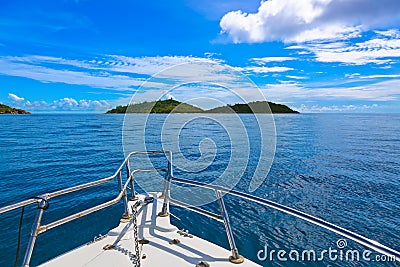 [Imagen: isla-y-barco-tropicales-en-seychelles-43662014.jpg]