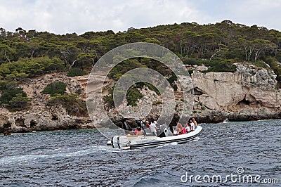 Isole Tremiti - Turisti in barca verso Cala dell`Elefante Editorial Stock Photo