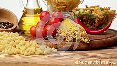 Italiaanse deegwaren, Italiaanse deegwareningrediënten, bloem, deegwarenassortiment van olijfolie in een fles, stilleven, kruiden stock video Italiaanse deegwaren, Italiaanse deegwareningrediënten, bloem, deegwarenassortiment van olijfolie in een fles, stilleven, kruiden stock video