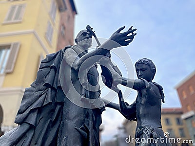 Italy, Cremona 03.2024 Monument to Stradivari in Cremona. Bronze statue of Antonio Stradivari. The luthier with a violin Editorial Stock Photo