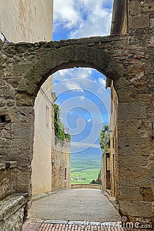 Narrow view of Val d'Orcia from the archway in Pienza, Italy Stock Photo