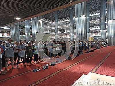 MUSLIM PRAYING IN ISTIQLAL MOSQUE Editorial Stock Photo