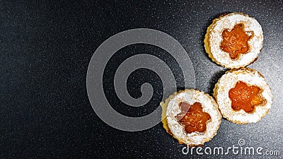 Jammy dodger, occhi di bue, cookies with jam and powdered sugar Stock Photo