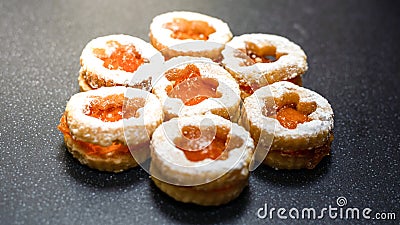 Jammy dodger, occhi di bue, cookies with jam and powdered sugar Stock Photo