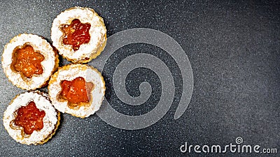 Jammy dodger, occhi di bue, cookies with jam and powdered sugar Stock Photo